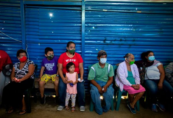 Personas discapacitadas esperan su turno para recibir alimentos y kits de higiene para enfrentar el covid-19 en la ciudad de Jinotega a unos 150km de Managua (Nicaragua) el 17 de septiembre de 2020. (Foto de INTI OCON / AFP a través de Getty Images)