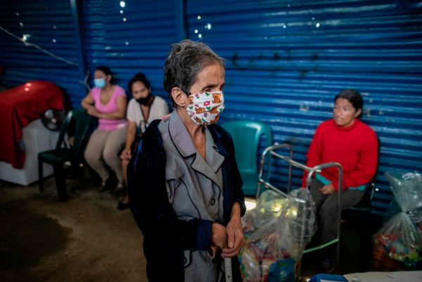 Una anciana discapacitada espera su turno para recibir alimentos y kits de higiene para enfrentar el covid-19 en la ciudad de Jinotega a unos 150km de Managua (Nicaragua) el 17 de septiembre de 2020. (Foto de INTI OCON / AFP a través de Getty Images)