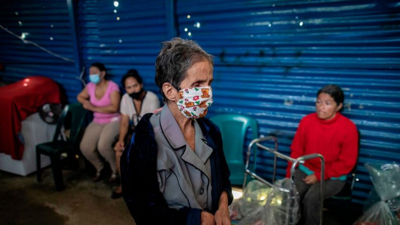 Una anciana discapacitada espera su turno para recibir alimentos y kits de higiene para enfrentar el covid-19 en la ciudad de Jinotega a unos 150km de Managua (Nicaragua) el 17 de septiembre de 2020. (Inti Ocon / AFP a través de Getty Images)