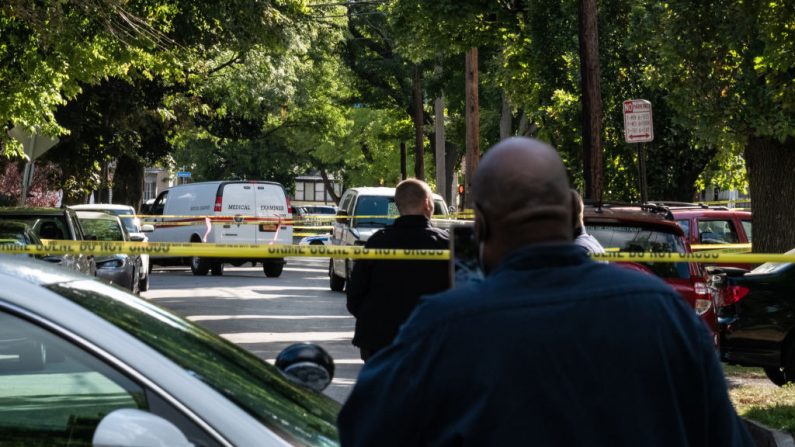 Oficiales de policía investigan la escena de un crimen después de un tiroteo en una fiesta en el patio trasero el 19 de septiembre de 2020, Rochester, Nueva York. (Foto de Joshua Rashaad McFadden / Getty Images)