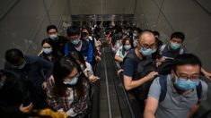 Aeropuerto de Shanghai se sume en el caos cuando autoridades ordenan testeos masivos