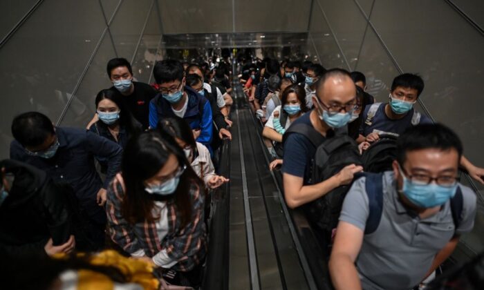 Varias decenas de pasajeros llegan al Aeropuerto Internacional de Pudong en Shanghai el 29 de septiembre de 2020. (Hector Retama/AFP vía Getty Images)