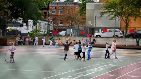 Nueva York podría relajar sus normas de covid-19 para mantener colegios abiertos