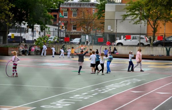 Los estudiantes juegan durante un programa extracurricular en una escuela pública el 5 de octubre de 2020 en el distrito de Brooklyn de la ciudad de Nueva York (EE.UU.). (Foto de ANGELA WEISS / AFP a través de Getty Images)