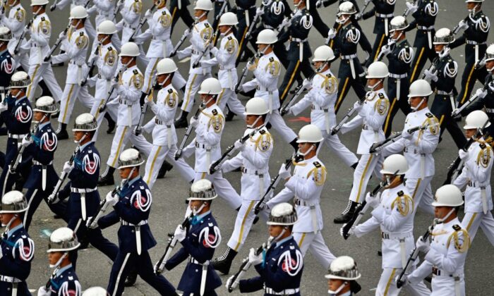 La Guardia de Honor de Taiwán actúa durante la celebración del Día Nacional frente a la Oficina Presidencial en Taipei, el 10 de octubre de 2020. (Sam Yeh/AFP vía Getty Images)