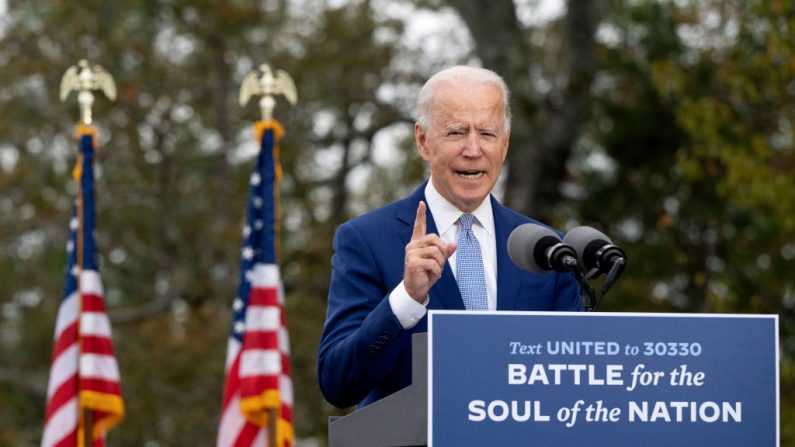 El candidato presidencial demócrata Joe Biden habla en The Mountain Top Inn & Resort, en Warm Springs, Georgia, el 27 de octubre de 2020. (JIM WATSON/AFP a través de Getty Images).