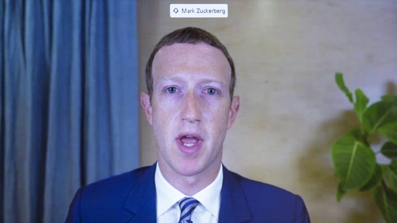 El CEO de Facebook, Mark Zuckerberg, aparece en un monitor mientras testifica de forma remota durante la audiencia del Comité de Comercio, Ciencia y Transporte del Senado en Capitol Hill, el 28 de octubre de 2020, en Washington, D.C. (Michael Reynolds-Pool/Getty Images)