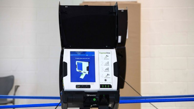 Una máquina de votación electrónica se ve en un colegio electoral en Washington, D.C., el 29 de octubre de 2020. (Nicholas Kamm/AFP vía Getty Images)