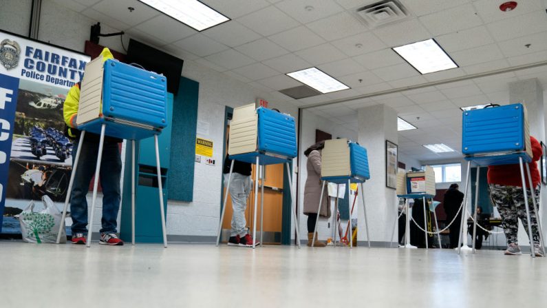 Los votantes llenan sus boletas en un centro de votación anticipada, en el Mount Vernon Governmental Center, el 31 de octubre de 2020, en Alexandria, Virginia. (Stefani Reynolds/Getty Images)