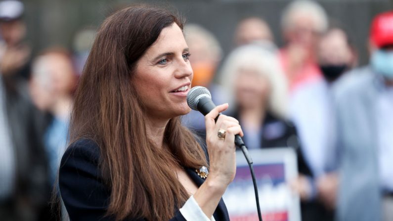 La candidata republicana al Congreso, Nancy Mace, habla a la multitud en un evento con el senador Lindsey Graham, el 31 de octubre de 2020, en Charleston, Carolina del Sur. (Michael Ciaglo/Getty Images)