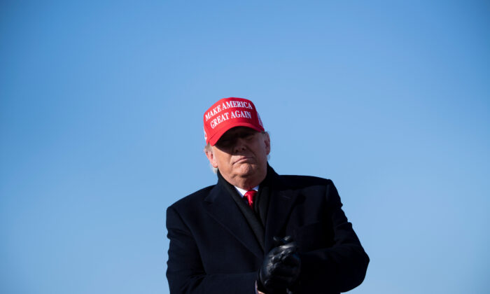 El presidente Donald Trump llega para una manifestación de Make America Great Again en el Aeropuerto Regional de Dubuque, en Dubuque, Iowa, el 1 de noviembre de 2020. (Brendan Smialowski/AFP a través de Getty Images)