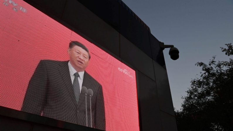 Un videoclip del líder chino Xi Jinping se ve en el exterior de una estación de patrulla de la policía en Beijing, China, el 2 de noviembre de 2020. (GREG BAKER/AFP a través de Getty Images)