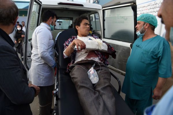 Un hombre, herido después de que hombres armados irrumpieran en la universidad de Kabul, llega en una ambulancia al Hospital Isteqlal en Kabul (Afganistán) el 2 de noviembre de 2020. (Foto de WAKIL KOHSAR / AFP a través de Getty Images)