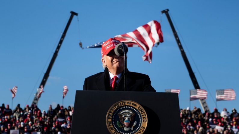 El presidente de los Estados Unidos, Donald Trump, durante un mitin Make America Great Again en el Aeropuerto Internacional Wilkes-Barre Scranton en Avoca, Pensilvania, el 2 de noviembre de 2020. (Brendan Smialowski/AFP a través de Getty Images)