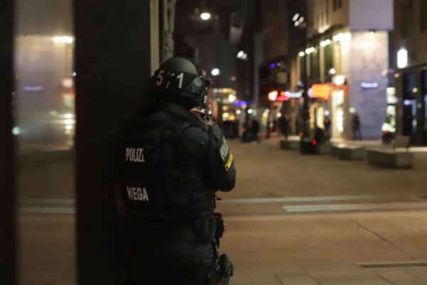 Un policía austriaco domina un área en Viena el 2 de noviembre de 2020, después de un tiroteo en el centro de la ciudad. (Foto de ALEX HALADA / AFP a través de Getty Images)