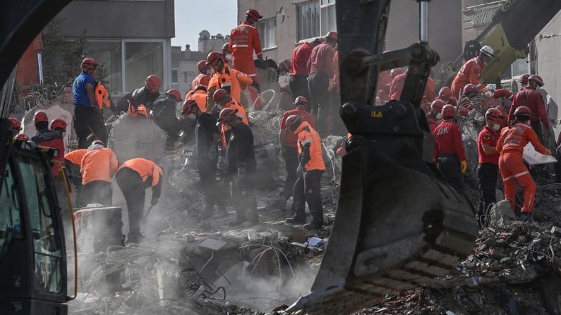 El personal de rescate utiliza excavadoras mecánicas mientras buscan a sobrevivientes entre los escombros de los edificios en el distrito de Bayrakli en Izmir (Turquía) el 3 de noviembre de 2020, después de que un terremoto de magnitud 6.8 azotara Turquía y Grecia el 30 de octubre de 2020. (Foto de OZAN KOSE / AFP a través de Getty Images)