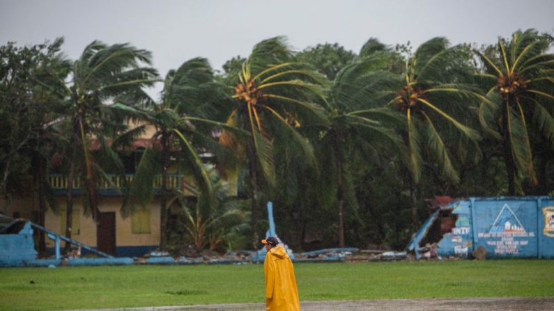 Un hombre camina en el Estadio de Béisbol de Bilwi, mientras el huracán Eta toca tierra en Bilwi, Puerto Cabezas, Nicaragua, el 3 de noviembre de 2020. (Inti Ocon/ AFP vía Getty Images)
