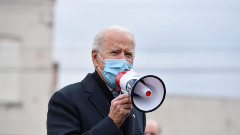 El candidato presidencial demócrata Joe Biden habla en un Canvas Kick-Off al sindicato de carpinteros en Scranton, Pensilvania, el 3 de noviembre de 2020. (Angela Weiss/AFP a través de Getty Images)