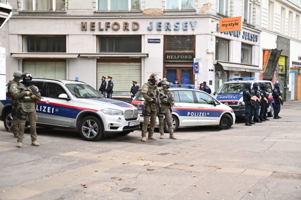 La policía asegura el área alrededor de la escena del crimen en Viena (Austria) el 3 de noviembre de 2020, un día después del tiroteo en varios lugares del centro de Viena. (Foto de JOE KLAMAR / AFP a través de Getty Images)