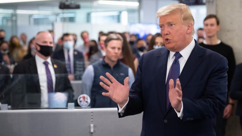 El presidente de Estados Unidos, Donald Trump, habla con la prensa mientras visita la sede de su campaña en Arlington, Virginia, el 3 de noviembre de 2020. (Saul Loeb/AFP/Getty Images)