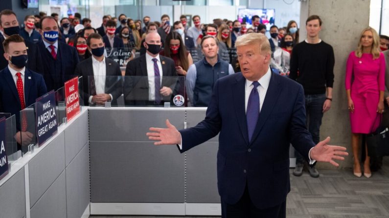 El presidente de Estados Unidos, Donald Trump, habla mientras visita la sede de su campaña en Arlington, Virginia, el 3 de noviembre de 2020. (Saul Loeb/AFP a través de Getty Images)