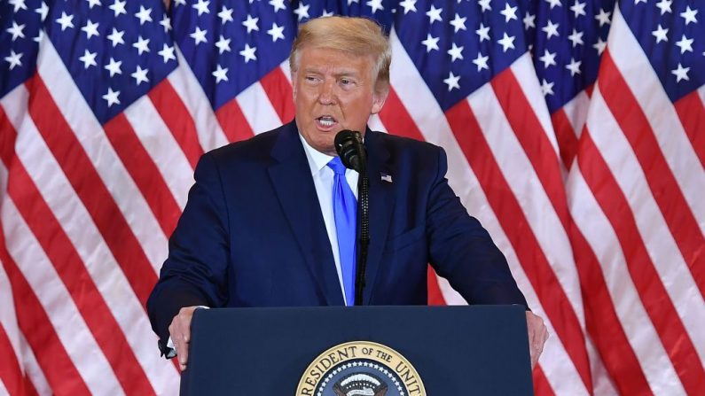 El presidente Donald Trump habla en la Sala Este de la Casa Blanca el 4 de noviembre de 2020. (MANDEL NGAN/AFP a través de Getty Images)