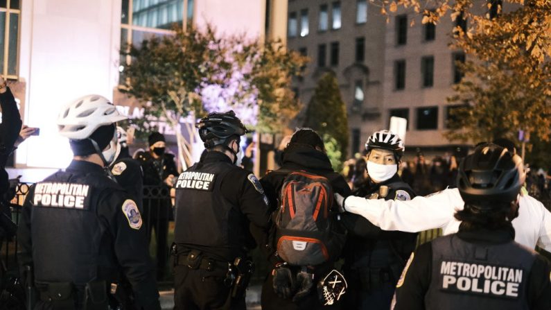 La policía metropolitana de DC arresta a un hombre durante una manifestación en la plaza de Black Lives Matter el día de las elecciones el 3 de noviembre de 2020 en Washington, DC. (Foto de Eze Amos/Getty Images)