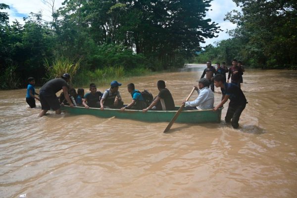 Las personas son transportadas en un bote en un área inundada en Panzos, Alta Verapaz, 220 km al norte de la Ciudad de Guatemala el 6 de noviembre de 2020 luego del paso del huracán Eta, ahora degradado a tormenta tropical. (Foto de JOHAN ORDONEZ / AFP a través de Getty Images)