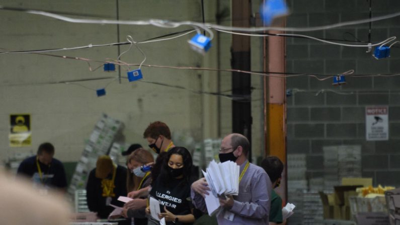 Empleados organizan las boletas de votos en el centro electoral del condado de Allegheny el 7 de noviembre de 2020 en Pittsburgh, Pennsylvania, EE.UU. (Jeff Swensen/Getty Images)