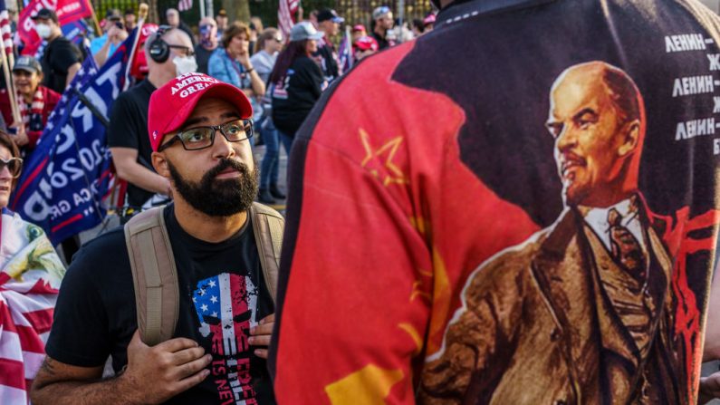 Un partidario de Trump (izq) y un manifestante opositor con una camiseta que tiene una imagen de Lenin intercambia palabras durante un la manifestación "Stop the Steal" en apoyo al presidente Donald Trump, en St Paul, Minnesota, el 7 de noviembre de 2020. (Kerem Yucel/AFP vía Getty Images)