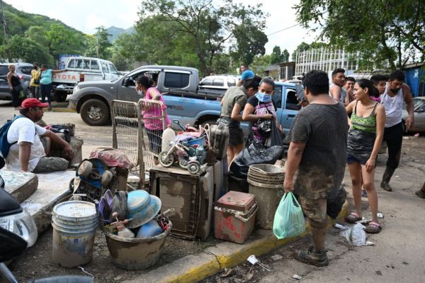 Los residentes locales intentan rescatar sus pertenencias luego del paso del huracán Eta en el municipio de Villanueva, departamento de Cortés, Honduras, el 7 de noviembre de 2020. (Foto de ORLANDO SIERRA / AFP vía Getty Images)