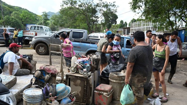 Los residentes locales intentan rescatar sus pertenencias luego del paso del huracán Eta en el municipio de Villanueva, departamento de Cortés, Honduras, el 7 de noviembre de 2020. (Foto de ORLANDO SIERRA / AFP vía Getty Images)