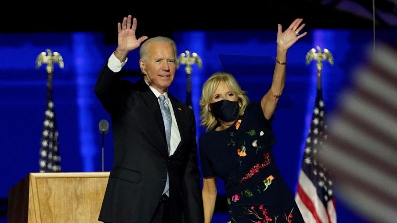 El candidato presidencial demócrata Joe Biden y su esposa, la Dra. Jill Biden, saludan a sus partidarios después de dirigirse a la nación desde el Chase Center el 7 de noviembre de 2020 en Wilmington, Delaware. (Andrew Harnik-Pool/Getty Images)