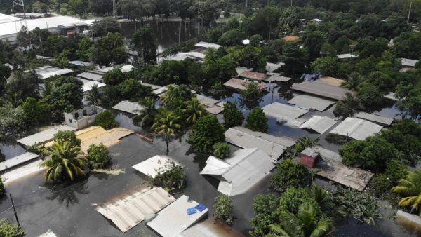 Se ve una carretera comunitaria que conduce a Puerto Cortés después de que la tormenta tropical Eta la inundó el 8 de noviembre de 2020 en Rio Nance, Honduras. (Foto de Yoseph Amaya / Getty Images)