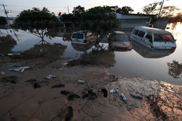 El aeropuerto Ramón Villeda Morales se ve después de que fue inundado por la tormenta tropical Eta el 8 de noviembre de 2020 en San Pedro Sula, Honduras. (Foto de Yoseph Amaya / Getty Images)