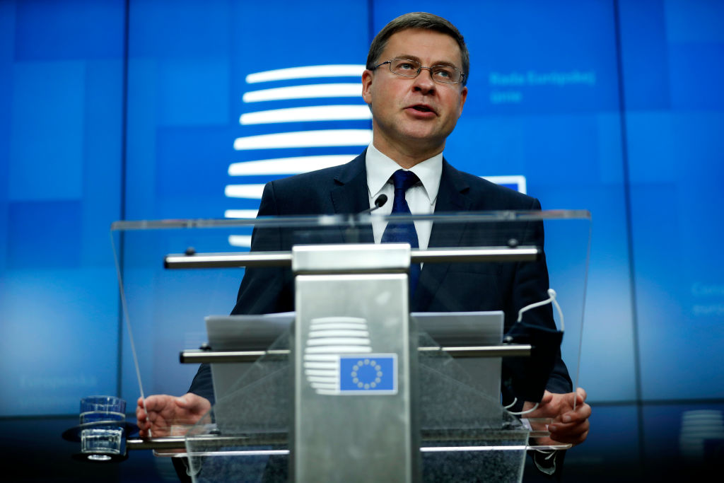 El vicepresidente de la Comisión Europea, Valdis Dombrovskis, da una conferencia de prensa después de una reunión de ministros de Comercio de la UE, en formato de videoconferencia, en el edificio del Consejo Europeo en Bruselas (Bélgica), el 9 de noviembre de 2020 (Foto de Francisco Seco / POOL / AFP a través de Getty Images)