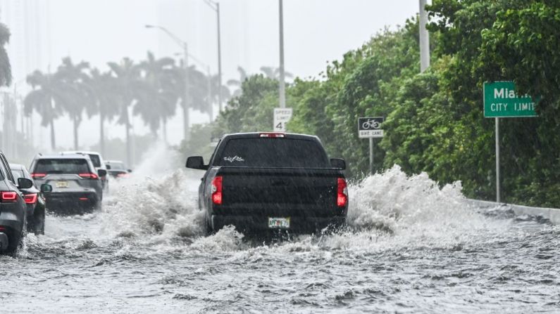 Un coche atraviesa la calle inundada durante las fuertes lluvias y el viento mientras la tormenta tropical ETA se acerca al sur de Florida, en Miami, Florida, el 9 de noviembre de 2020. (Chandan Khanna/AFP vía Getty Images)