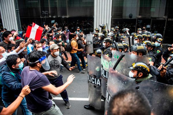 Simpatizantes del derrocado presidente peruano Martín Vizcarra se manifiestan contra el nuevo gobierno en Lima (Perú) el 10 de noviembre de 2020. (Foto de ERNESTO BENAVIDES / AFP vía Getty Images)