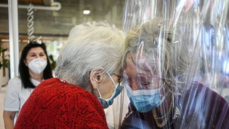 Casa de retiro crea “sala de abrazos” para acercar a abuelitos y sus familias sin temor al COVID-19