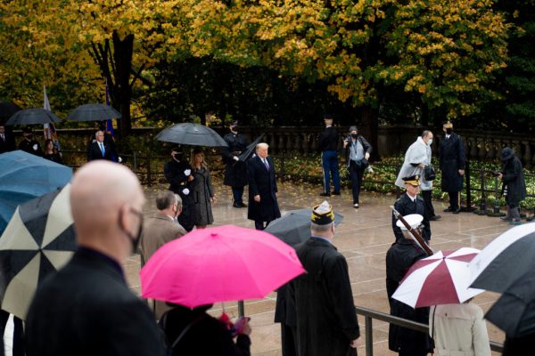 El vicepresidente de Estados Unidos, Mike Pence (i), el presidente de Estados Unidos, Donald Trump (c), y la primera dama de Estados Unidos, Melania Trump, llegan para la ceremonia de colocación de una corona en la Tumba del Soldado Desconocido por el Día de los Veteranos en el Cementerio Nacional de Arlington en Arlington, Virginia, en noviembre 11 de febrero de 2020. (Foto de BRENDAN SMIALOWSKI / AFP a través de Getty Images)