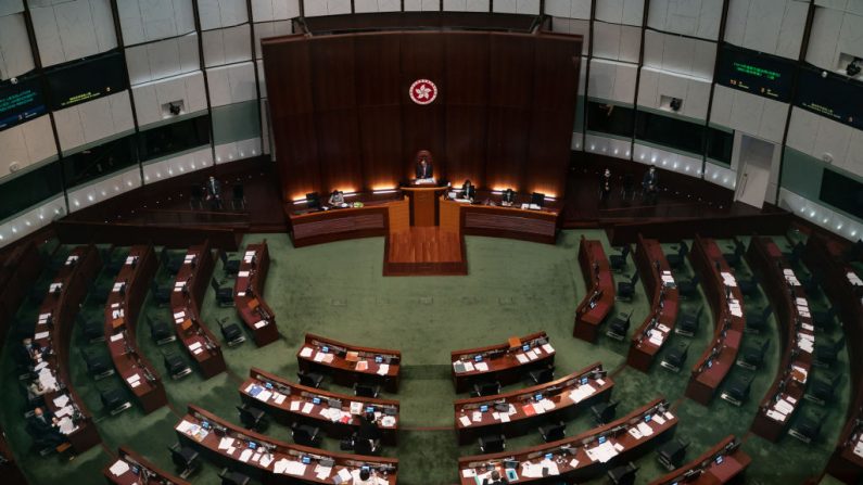 Asientos vacíos durante una sesión en el Consejo Legislativo fuera de la cámara principal, el 12 de noviembre de 2020, en Hong Kong, China. (Anthony Kwan/Getty Images)