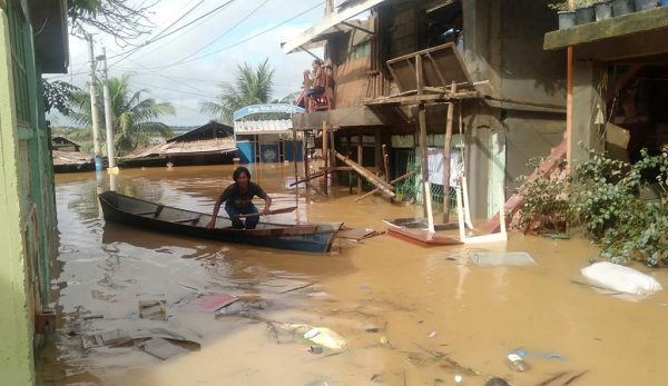 Un residente rema en un bote de madera alrededor de las casas rodeadas por las inundaciones en la ciudad de Ilagan en la provincia de Isabela, al norte de Manila (Filipinas), el 14 de noviembre de 2020, dos días después de que el tifón Vamco azotara partes del país provocando fuertes lluvias e inundaciones. (Foto de BILL VISAYA / AFP a través de Getty Images)