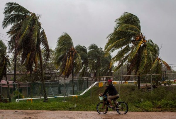 Un hombre monta su bicicleta en Bilwi, Puerto Cabezas, Nicaragua, el 16 de noviembre de 2020 cuando el huracán Iota, actualizado a la categoría 5, avanza sobre el Caribe hacia la frontera entre Nicaragua y Honduras. (Foto de STR / AFP a través de Getty Images)
