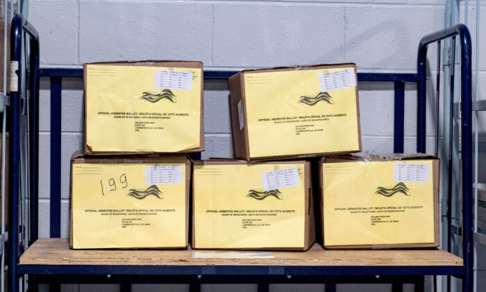 Cajas de papeletas de votos que los trabajadores electorales del Condado de Gwinnett están manejando como parte del recuento de las elecciones presidenciales de 2020 en Lawrenceville, Georgia, el 16 de noviembre de 2020. (Megan Varner/Getty Images)