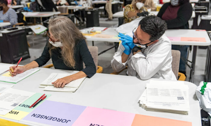 Los trabajadores electorales del condado de Gwinnett manejan las boletas como parte del recuento para las elecciones presidenciales 2020 en el Edificio de Elecciones y Registros de Votantes Beauty P. Baldwin en Lawrenceville, Georgia, el 16 de noviembre de 2020. (Megan Varner/Getty Images)