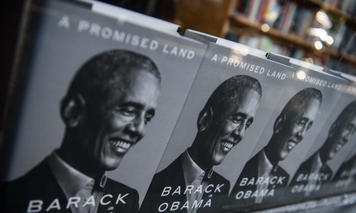 Nuevo libro del expresidente Barack Obama en una librería de Washington, D.C., el 17 de noviembre de 2020. (Nicholas Kamm/AFP vía Getty Images)