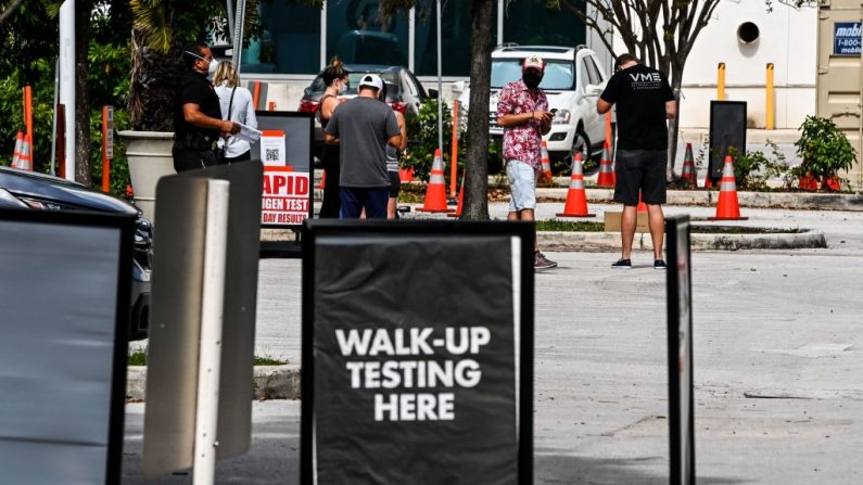 La gente se alinea en un sitio de prueba de COVID-19 en Miami Beach, Florida, el 17 de noviembre de 2020. (Foto de CHANDAN KHANNA / AFP a través de Getty Images)