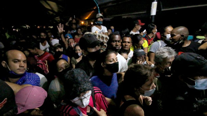 Los migrantes venezolanos varados en Colombia tratando de cruzar de regreso a su país, son impedidos de hacerlo por agentes de la policía colombiana en el puente internacional Simón Bolívar en Cúcuta, Colombia, el 18 de noviembre de 2020. (Foto de SCHNEYDER MENDOZA / AFP a través de Getty Images)