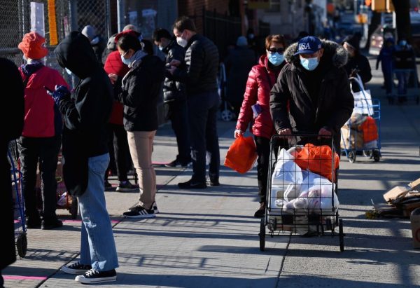 La gente hace fila en un evento de distribución de alimentos antes del feriado de Acción de Gracias el 20 de noviembre de 2020 en el distrito de Brooklyn de la ciudad de Nueva York (EE.UU.). (Foto de ANGELA WEISS / AFP a través de Getty Images)