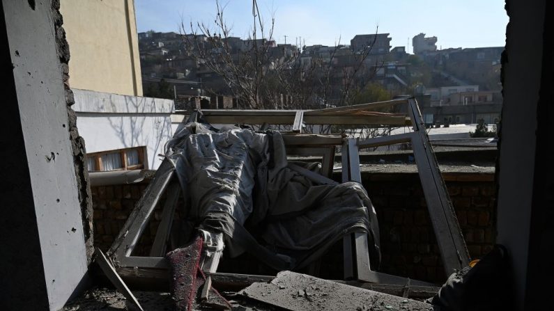 Se observa una casa dañada después de que varios cohetes cayeran en Khair Khana, al noroeste de Kabul (Afganistán), el 21 de noviembre de 2020. (Foto de WAKIL KOHSAR / AFP a través de Getty Images)